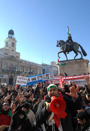 People take part in a demonstration on January 11, 2009 in Madrid, capital of Spain, to protest against Israeli's continued military attacks on the Palestinians in the Gaza Strip. [Xinhua]