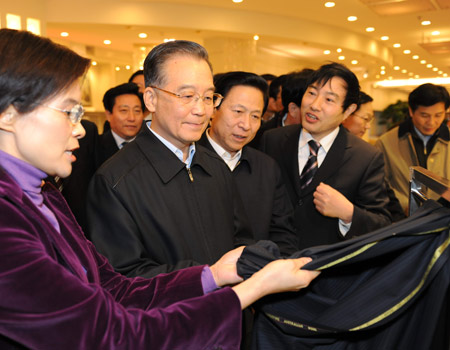Chinese Premier Wen Jiabao (2nd L Front) visits Sunshine Group Co., Ltd. in east China's Jiangsu Province, January 9, 2009. Wen made an inspection tour in Jiangsu Province from January 9 to 11. [Xinhua]