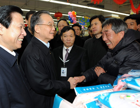 Chinese Premier Wen Jiabao (2nd L) talks to shoppers at Suguo supermarket in Nanjing, capital of east China's Jiangsu Province, on January 10, 2009. Wen made an inspection tour in Jiangsu Province from January 9 to 11. [Xinhua]