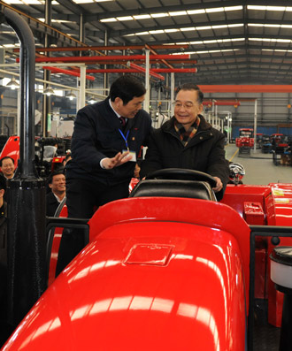 Chinese Premier Wen Jiabao (R) visits Changfa Group in Changzhou City, east China's Jiangsu Province, on January 10, 2009. Wen made an inspection tour in Jiangsu Province from January 9 to 11. [Xinhua]