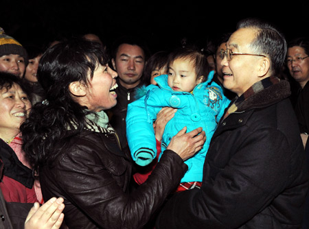 Chinese Premier Wen Jiabao (R) talks to local residents in the Xuanwu District of Nanjing, capital of east China's Jiangsu Province, on January 10, 2009. Wen made an inspection tour in Jiangsu Province from January 9 to 11. [Xinhua]