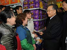 Chinese Premier Wen Jiabao (2nd R) talks to shoppers at Suguo supermarket in Nanjing, capital of east China's Jiangsu Province, on January 10, 2009. Wen made an inspection tour in Jiangsu Province from January 9 to 11. [Xinhua]