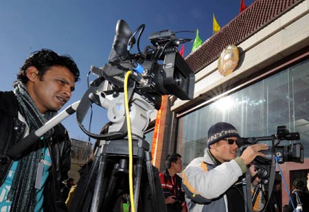 Foreign reporters work outside the venue of the second meeting of the 9th Tibetan Regional Committee of the Chinese People's Political Consultative Conference in Lhasa, capital of southwest China's Tibet Autonomous Region, on January 12, 2009.