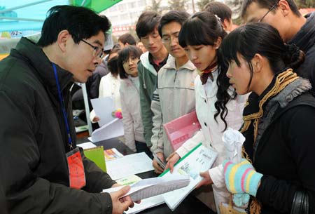 Graduates attend a job fair facing students of normal universities in Kunming, capital of southwest China's Yunnan Province on January 13, 2009. Over 100,000 students are going to graduate in the year of 2009 in Yunnan Province.