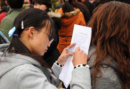 Graduates attend a job fair facing students of normal universities in Kunming, capital of southwest China's Yunnan Province on January 13, 2009. Over 100,000 students are going to graduate in the year of 2009 in Yunnan Province.