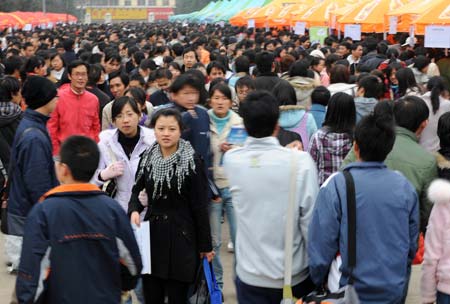 Graduates attend a job fair facing students of normal universities in Kunming, capital of southwest China's Yunnan Province on January 13, 2009. Over 100,000 students are going to graduate in the year of 2009 in Yunnan Province.