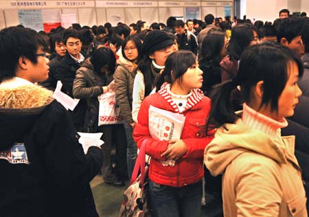 College graduates attend a job fair in Hangzhou, capital of east China's Zhejiang Province on January 13, 2009. Some 700 companies provided 12,000 positions during the job fair on Tuesday.