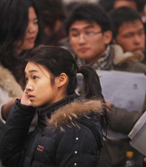 College graduates attend a job fair in Hangzhou, capital of east China's Zhejiang Province on January 13, 2009. Some 700 companies provided 12,000 positions during the job fair on Tuesday.