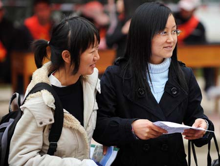 Graduates attend a job fair facing students of normal universities in Kunming, capital of southwest China's Yunnan Province on January 13, 2009. Over 100,000 students are going to graduate in the year of 2009 in Yunnan Province.