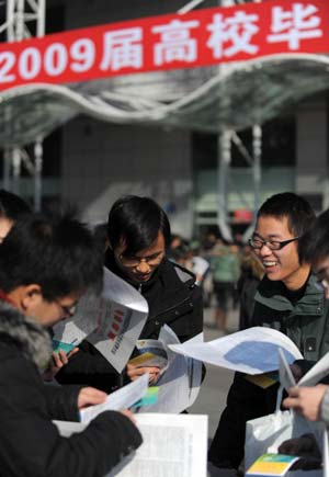 College graduates attend a job fair in Hangzhou, capital of east China's Zhejiang Province on January 13, 2009. Some 700 companies provided 12,000 positions during the job fair on Tuesday.