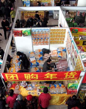 People buy commodities for the Spring Festival at a trade fair in Shungeng International Exhibition Center in Jinan, capital of east China's Shandong Province, on January 12, 2009. As the Spring Festival draws near, people start to buy goods for celebration and family reunion. The Spring Festival, or the Chinese lunar New Year, falls on January 26 this year. 