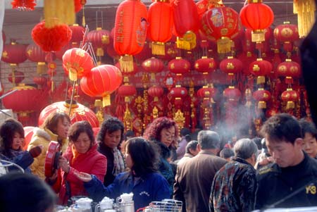 The hustle and bustle is seen as people frequent the market in Hanzheng Street in Wuhan, capital of central China's Hubei Province, on January 12, 2009. As the Spring Festival draws near, people start to buy goods for celebration and family reunion. The Spring Festival, or the Chinese lunar New Year, falls on January 26 this year.