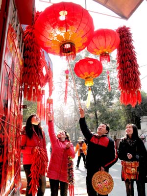 Customers buy red lanterns at a bazaar in Nanta Street in Ezhou, central China's Hubei Province, on January 13, 2009. As the Spring Festival draws near, people start to buy goods for celebration and family reunion. The Spring Festival, or the Chinese lunar New Year, falls on January 26 this year.