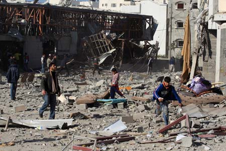 Palestinians inspect their houses destroyed by Israeli strikes in the al Karama area of Gaza City on January 13, 2009. Israeli soldiers fought heavy battles with local militants in Gaza early Tuesday. Medics said Monday that over 900 people have been killed and more than 4,100 others wounded since Israeli military operation on December 27, 2008.