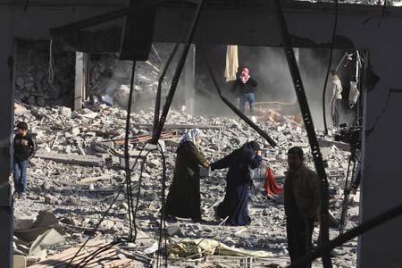 Palestinians inspect their houses destroyed by Israeli strikes in Gaza City on January 13, 2009. Israeli soldiers fought heavy battles with local militants in Gaza early Tuesday. Medics said Monday that over 900 people have been killed and more than 4,100 others wounded since Israeli military operation on December 27, 2008.