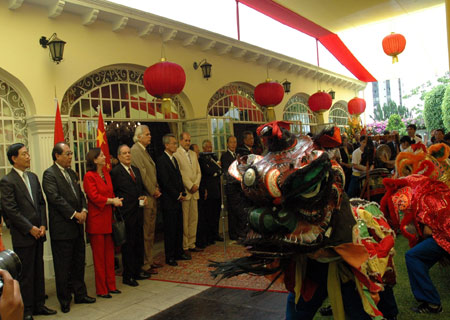 Overseas Chinese perform traditional lion dance during a Spring Festival reception at Chinese Embassy in Lima, Peru, on January 13, 2009.