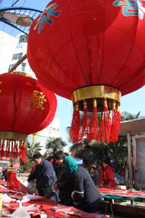 People select decorations at a market in Hanshan County, east China&apos;s Anhui Province, on January 14, 2009.