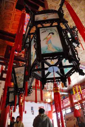 People visit the newly-finished palace lanterns at Gubeikou Village of Beijing, capital of China, on January 13, 2009. Nearly a hundred kinds of palace lanterns were shown at the scenic spot to welcome the forthcoming Chinese traditional Spring Festival, which falls on January 26 this year. 