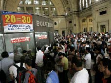 People wait to buy tickets in a subway station in Buenos Aires, Argentina, on January 13, 2009. Argentina government cut the subsidies to public output and encouraged citizens to spend more money to counteract the challenge of the financial crisis. The carfare of Argentina's public traffic raised since Tuesday.