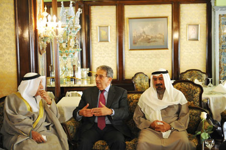 Arab League Secretary General Amr Moussa (C) gestures as he speaks, while Kuwait's Foreign Minister Sheikh Mohammad al-Salem al-Sabah (R) listens in Kuwait City, Kuwait, on January 15, 2009. Mussa said on Wednesday there was no quorum to convene an Arab summit in Qatar this week on Israel's offensive in Gaza. [Xinhua]