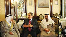 Arab League Secretary General Amr Moussa (C) gestures as he speaks, while Kuwait's Foreign Minister Sheikh Mohammad al-Salem al-Sabah (R) listens in Kuwait City, Kuwait, on January 15, 2009. Mussa said on Wednesday there was no quorum to convene an Arab summit in Qatar this week on Israel's offensive in Gaza. [Xinhua]