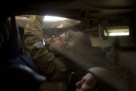 An Israeli soldier opens the hatch of an armoured vehicle at a position several kilometers inside the northern edge of the Gaza Strip on January 15, 2009. [Xinhua]