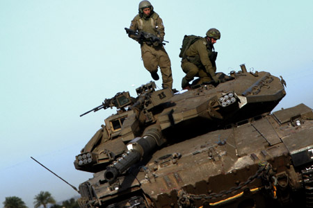 Israeli soldiers stand on a tank in the northern Gaza Strip, on January 15, 2009. [Xinhua]