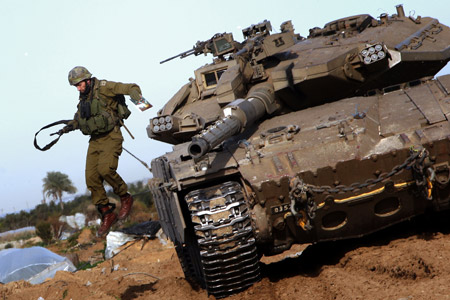 An Israeli soldier jumps off a tank in the northern Gaza Strip, on January 15, 2009. [Xinhua]