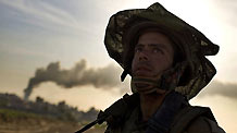 An Israeli soldier marches to Gaza City from a position several kilometers from the northern edge of the Gaza Strip on January 15, 2009. [Xinhua]