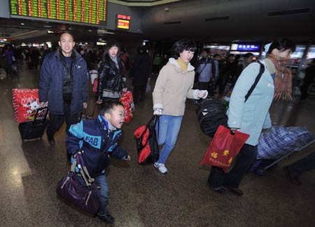 Passengers head for their trains at the Beijing West Railway Station in Beijing on January 15, 2009. China's annual Spring Festival pessenger rush is getting started these days as the Spring Festival comes close.