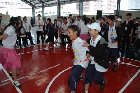 Students from China's quake-hit Sichuan Province play with Philippine students at the Raja Suliman Science And Technology High School in Manila, the Philippines, on January 15, 2009. Invited by Philippine President Gloria Macapagal-Arroyo, a group of 100 children who survived a devastating earthquake in China last May arrived in the Philippines on Sunday for a week-long trip.