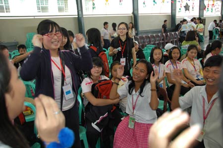 Students from China's quake-hit Sichuan Province play with Philippine students at the Raja Suliman Science And Technology High School in Manila, the Philippines, on January 15, 2009. Invited by Philippine President Gloria Macapagal-Arroyo, a group of 100 children who survived a devastating earthquake in China last May arrived in the Philippines on Sunday for a week-long trip. 