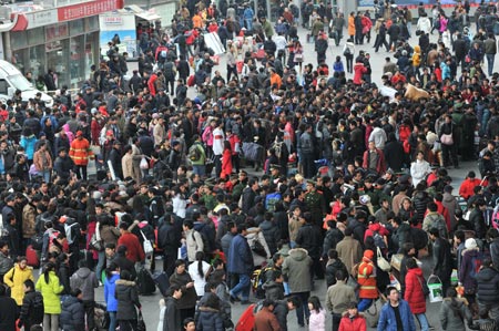 Travelers wait to enter Beijing West Railway Station in Beijing, on January 16, 2009. The passenger flow in 40-day Spring Festival transportation, or Chunyun in Chinese, run up as the Chinese lunar New Year draws near. The Spring Festival, or the Chinese lunar New Year, falls on January 26 this year. [Xinhua]