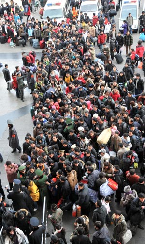 Travelers wait to enter Beijing West Railway Station in Beijing, on January 16, 2009. The passenger flow in 40-day Spring Festival transportation, or Chunyun in Chinese, run up as the Chinese lunar New Year draws near. The Spring Festival, or the Chinese lunar New Year, falls on January 26 this year. [Xinhua]