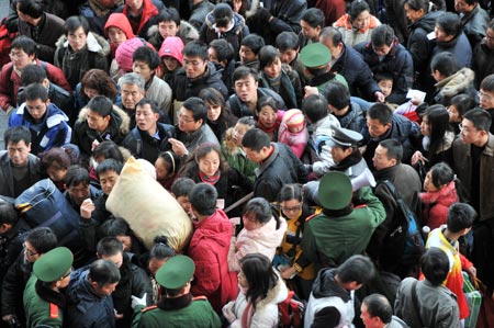 Travelers wait to enter Beijing West Railway Station in Beijing, on January 16, 2009. The passenger flow in 40-day Spring Festival transportation, or Chunyun in Chinese, run up as the Chinese lunar New Year draws near. The Spring Festival, or the Chinese lunar New Year, falls on January 26 this year. [Xinhua]