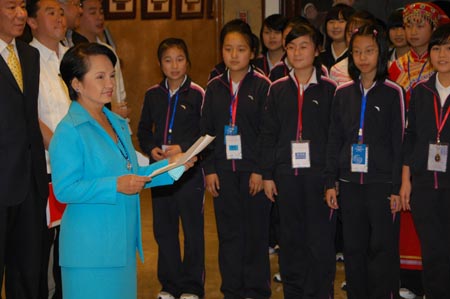 Philippine President Gloria Macapagal-Arroyo (L Front) speaks to students from China's quake-hit Sichuan Province at the Presidential Palace Malacanang in Manila, capital of the Philippines, on January 16, 2009. Invited by Philippine President Gloria Macapagal-Arroyo, a group of 100 children who survived a devastating earthquake in China last May arrived in the Philippines on Sunday for a weeklong trip. [Xinhua]