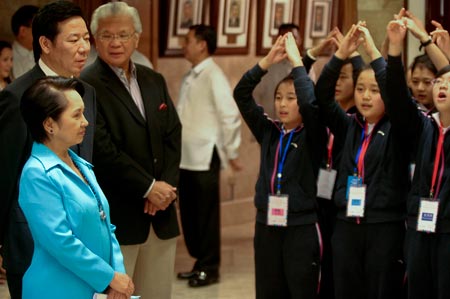 Philippine President Gloria Macapagal-Arroyo (L Front) listens as students from China's quake-hit Sichuan Province sing a song for her at the Presidential Palace Malacanang in Manila, capital of the Philippines, on January 16, 2009. Invited by Philippine President Gloria Macapagal-Arroyo, a group of 100 children who survived a devastating earthquake in China last May arrived in the Philippines on Sunday for a weeklong trip. [Xinhua]