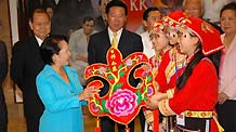 Philippine President Gloria Macapagal-Arroyo (L Front) receives a traditional Chinese decoration from students from China's quake-hit Sichuan Province at the Presidential Palace Malacanang in Manila, capital of the Philippines, on January 16, 2009. Invited by Philippine President Gloria Macapagal-Arroyo, a group of 100 children who survived a devastating earthquake in China last May arrived in the Philippines on Sunday for a weeklong trip. [Xinhua]