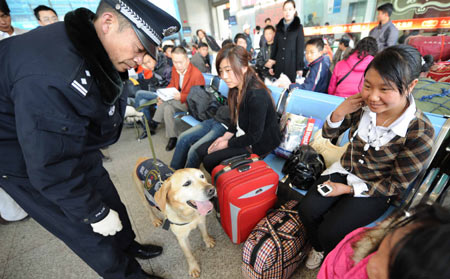 A policeman and his dog patrol at the Kunming Railway Station in Kunming, capital of southwest China's Yunnan Province, January 17, 2009. [Xinhua]