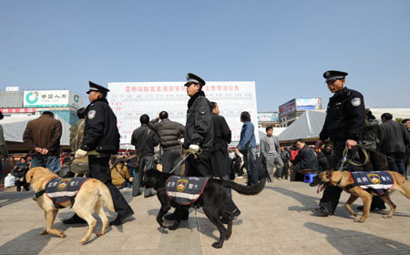 Policemen with sleuths patrol at the Kunming Railway Station in Kunming, capital of southwest China's Yunnan Province, on January 17, 2009. [Xinhua]