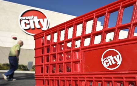 A shopper heads into a Circuit City store in Roseville, California, on January 17, 2009. Bankrupt Circuit City Stores Inc., unable to work out a sale of the company, said on Friday it will go out of business — closing its 567 US stores and cutting 30,000 jobs. [Xinhua]
