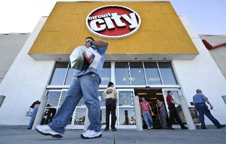 Shoppers leave a Circuit city store in Roseville, California, on January 17, 2009. The US second largest consumer electronics retailer said it would close its 567 stores across the country. [Xinhua]