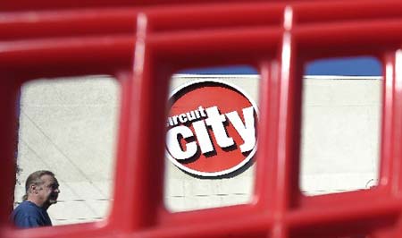 A shopper heads into a Circuit City store in Roseville, California, on January 17, 2009. [Xinhua]