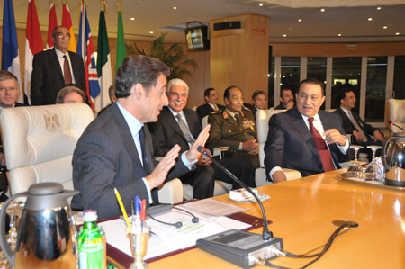 French President Nicolas Sarkozy (L front) talks with Egyptian President Hosni Mubarak (R front) during an international summit on Gaza crisis, in the Egyptian Red Sea resort of Sharm el-Sheikh on January 18, 2009. The summit was co-chaired by Mubarak and Sarkozy. [Xinhua]