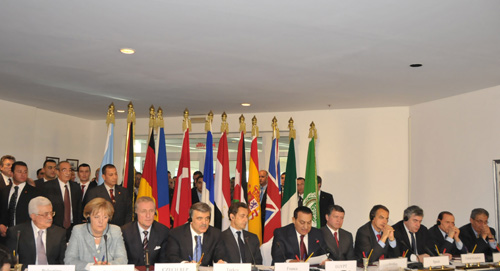 From L to R) Palestinian President Mahmoud Abbas, German Chancellor Angela Merkel, Czech Prime Minister Mirek Topolanek, Turkish President Abdullah Gul, French President Nicolas Sarkozy, Egyptian President Hosni Mubarak, Jordanian King Abdullah II, Spanish Prime Minister Jose Luis Rodriguez Zapatero, British Prime Minister Gordon Brown, Italian Prime Minister Silvio Berlusconi and Arab League Secretary General Amr Moussa 