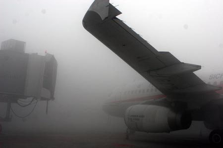 Heavy fog blankets Shuangliu International Airport in Chengdu, capital of southwest China's Sichuan Province, on January 19, 2009. Shuangliu International Airport was closed Sunday for more than five hours due to heavy fog, delaying about 200 incoming and outgoing flights and stranding more than 15,000 passengers.