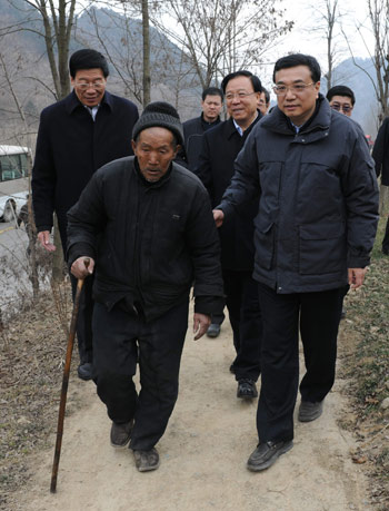 Chinese Vice Premier Li Keqiang (R) visits poor villager Liao Zhenxiang in Hedong Village of Longnan City, in northwest China's Gansu Province, on January 16, 2009. Li Keqiang, also a member of the Standing Committee of the Communist Party of China Central Committee Political Bureau, made an inspection tour in Gansu Province from January 15 through 17. 