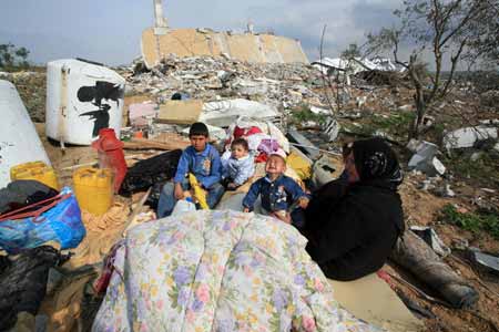 Palestinians return to their destroyed houses by Israeli strikes in the east of northern Gaza Strip, on January 19, 2009. Right after a ceasefire was declared by both Israel and Gaza militant groups, thousands of Gaza residents went back to their homes they had fled during the war, only to see how huge the destruction was.