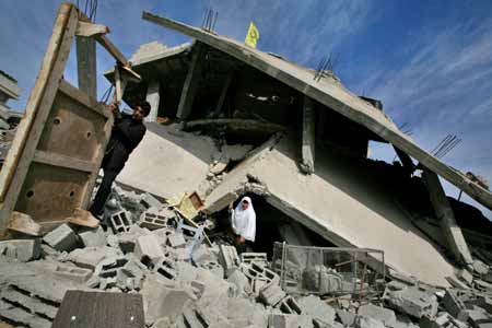 Palestinians return to their destroyed houses by Israeli strikes in the east of northern Gaza Strip, on January 19, 2009. Right after a ceasefire was declared by both Israel and Gaza militant groups, thousands of Gaza residents went back to their homes they had fled during the war, only to see how huge the destruction was.