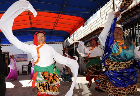 People of the Tibetan ethnic group dance to celebrate the setting of the Serfs Emancipation Day in Lhasa, capital of southwest China's Tibet Autonomous Region, on January 19, 2009.